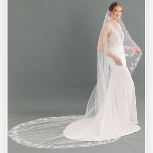 Toni Frederici lifestyle veil in ivory. Cathedral beaded veil